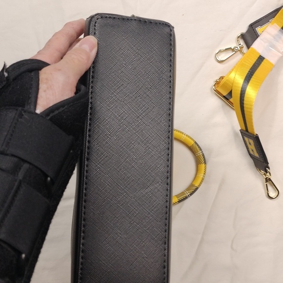 NWOT Loungefly Harry Potter Hufflepuff Purse With Cross Body Strap. - Picture 10 of 14